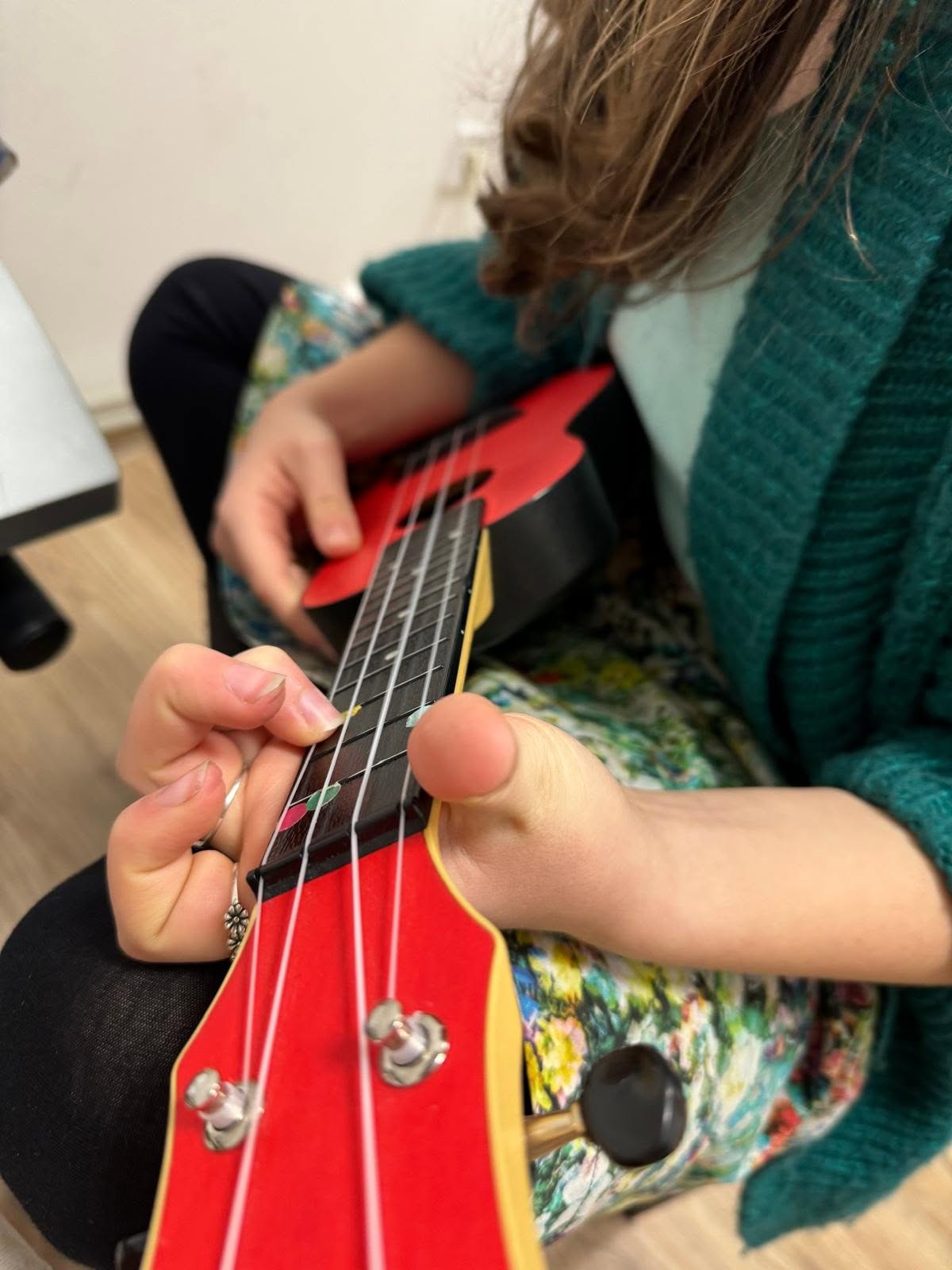 Dziecko rozwijające talent muzyczny podczas zajęć Fundacji Spectrum Liberi