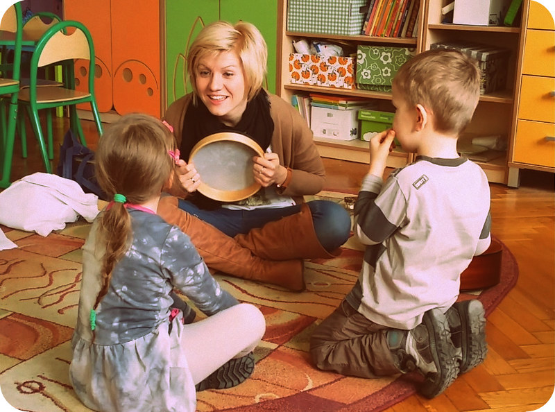 Dzieci wspólnie grające na instrumentach podczas muzykoterapii