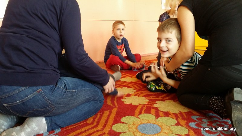 Dziecko podczas zajęć terapeutycznych Fundacji Spectrum Liberi
